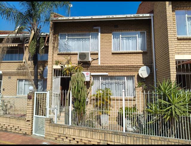 3 BEDROOM APARTMENT FOR SALE IN RUSTENBURG CENTRAL
